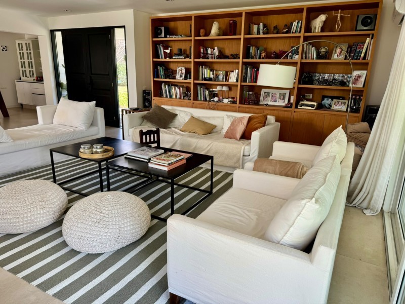 Casa en venta y alquiler en Laguna Blanca con piscina
